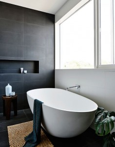 Fancy white Bath create a contrast with dark wall . Bathroom Inspiration Alphington House / InForm