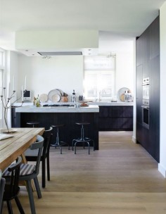 Greeploze keuken met kookeiland en houten vloer #keukens
