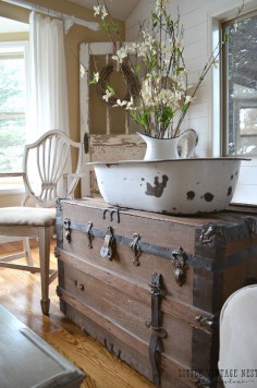 How to Decorate with Vintage Decor::Vintage Trunk