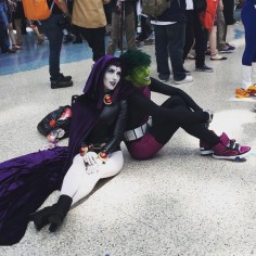 I AM IN LOVE WITH THIS RAVEN AND BEAST BOY COSPLAY #teentitans