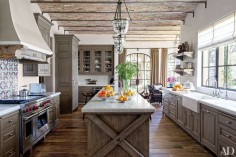 In Gisele Bündchen and Tom Brady’s Los Angeles residence, a farmhouse sink adds to the kitchen’s country charm.