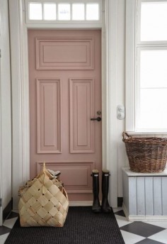 Inspiring ways to use 2016 Pantone's Colors of the Year: #Serenity and #RoseQuartz in your home. #pinkdoor #painteddoor