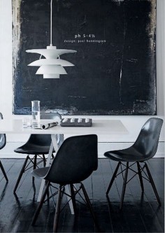 #interior #decor #styling #scandinavian #nordic #modern #midcentury #BW #black #white #dining #pendant #floor #Eames #chair #chalkboard