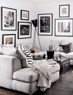 Le salon parfait ! Couleur clair, ambiance cosy, des photos au mur, une belle male en guise de table de base.
