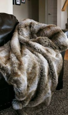 Looks amazingly soft n cuddly, there are old fur coats in Goodwill shops to cut up for car seats.