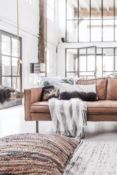 Love this industrial concept with cognac leather sofa, industrial Windows and afcourse a swing in The room!