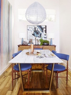 Love this long/skinny #marble dining #table surrounded by #midcentury modern chairs