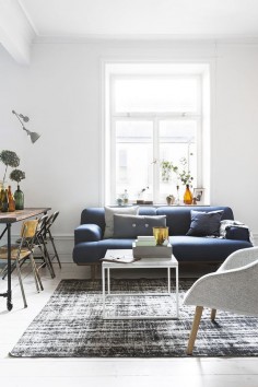 navy sofa, worn out vintage rug, grey hues | home of Therese Winberg, Foto: Therese Winberg, styling: Anna Malmgren