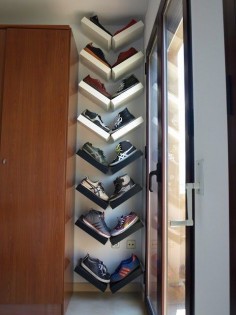 Organiza y muestra tus zapatos como la obra de arte que son. | 42 Ideas de almacenamiento que organizarán toda tu casa