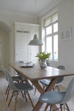 Pale grey/blue eames chairs. Forside - Høgh Bloggen - design & livsstil