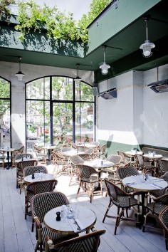 Paris 18e - Brasserie Barbès - inside view - also has a roof top terrace - 2 Boulevard Barbès - Photo: Julie Ansieu