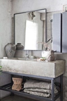 Raw textures of concrete in the bathroom