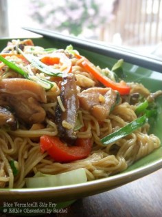 Rice Vermicelli Stir Fry: Pad Mee' chicken and shiitake