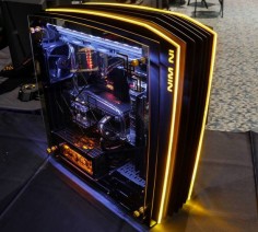Simple Modz created this sweet black and gold build called 'In Win Lux' powered by the amazingly adaptable ROG Maximus VIII Formula!