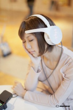 These headphones scan your brain and play music to match your mood. mico - brainwave controlled headphones by neurowear