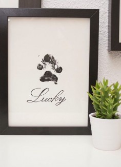 This framed dog paw print art is a great gift idea for the pet parent in your life. Easy DIY dog gift idea!