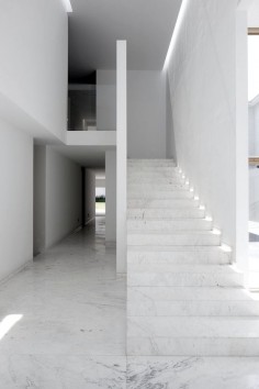 This is how Mexico City-based architectural firm Lucio Muniain et al describes Casa AR, an 875 sqm private residence located in Ciudad López Mateos, also in Mexico.