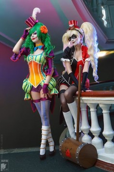 Vibrant Victorian Harley Quinn And Lady Joker Cosplay [Video]
