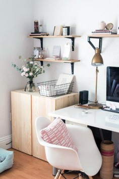 Beautiful chic workspace, could imagine myself spending hours in this space!