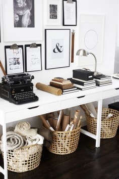 I like the way this home office is organized and decorated: clipboards on the wall are functional and convenient for the most important projects to stay always before the eyes.
