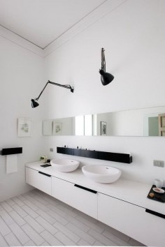 mooie indeling, witte houtkermiek tegels op de vloer zijn vochtbestendig en er kan vloerverwarming onder. Bathroom in white with black details